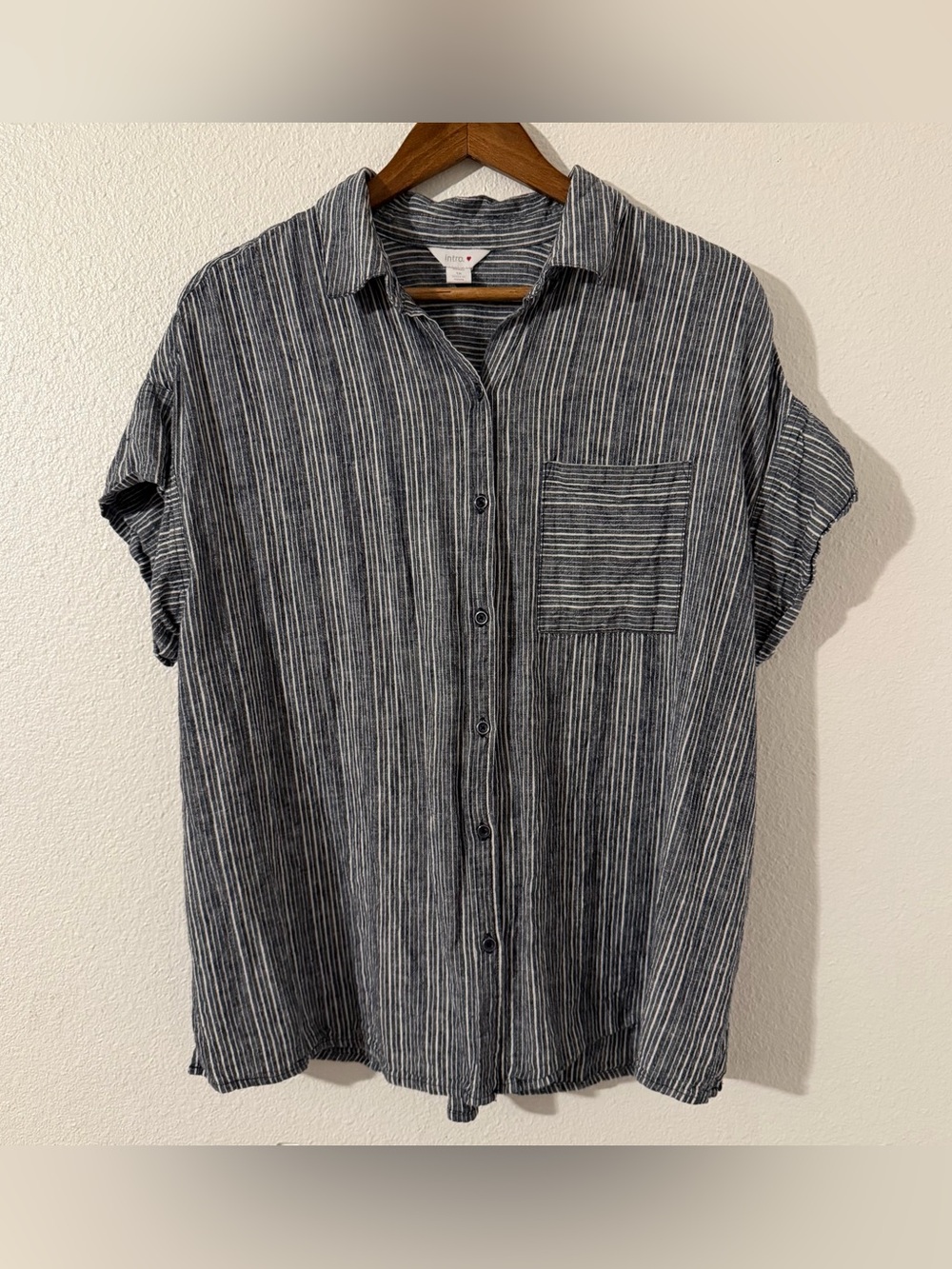 intro. Woman 1X Navy & White Striped Short-Sleeve Linen Blend Button-Down Shirt